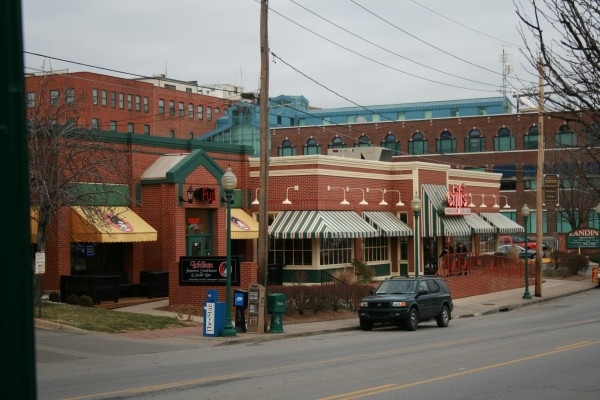 Listing Image #1 - Retail for lease at 556 WESTPORT ROAD, KANSAS CITY MO 64111
