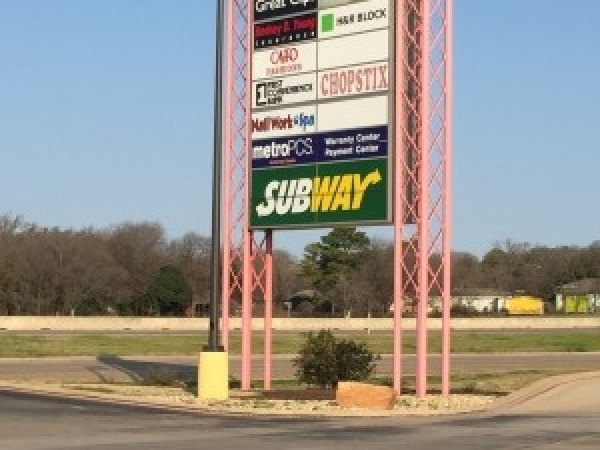 Listing Image #1 - Shopping Center for lease at 901-903 N IH 35, Waco TX 76706