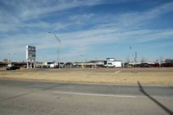 Listing Image #1 - Retail for lease at 2015 West Broadway Ave, Ardmore OK 73401 Listing Image #1 - Retail for lease at 2015 West Broadway Ave, Ardmore OK 73401