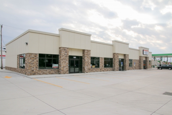 Listing Image #1 - Retail for lease at 1629 Grant Street, Bettendorf IA 52722