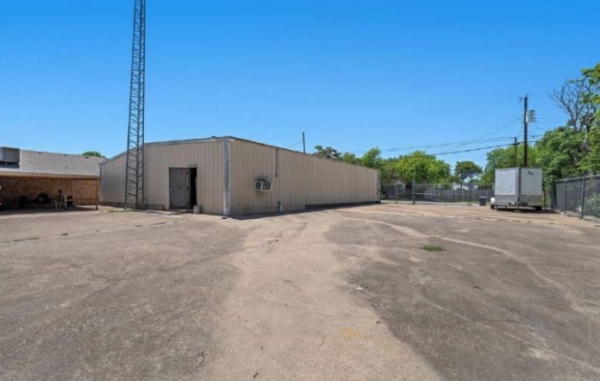 Listing Image #3 - Industrial for lease at 2121 W Waco Dr, Waco TX 76707