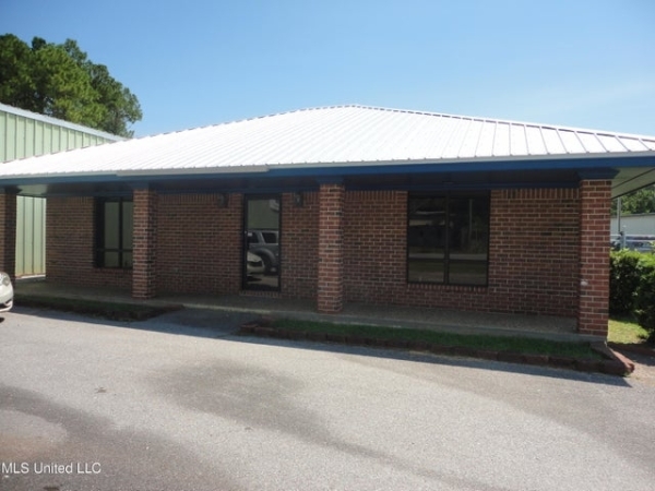 Listing Image #1 - Office for lease at 5601 Cross Street, Pascagoula MS 39581
