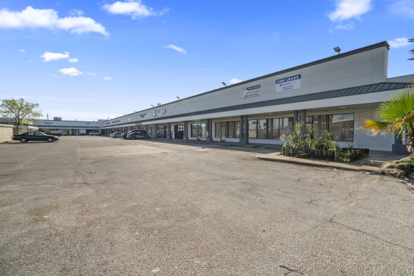 Listing Image #2 - Retail for lease at 9615 Southwest Fwy, Houston TX 77074
