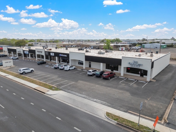 Listing Image #2 - Retail for lease at 4700 - 4732 W Waco Dr, Waco TX 76710