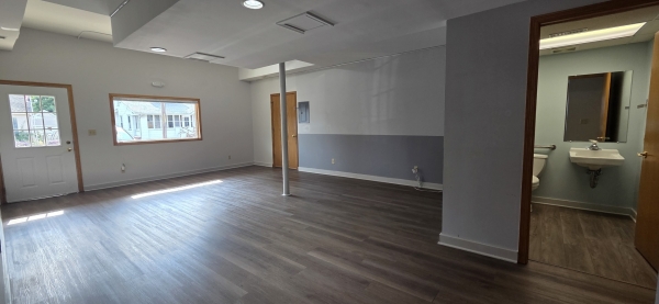 Listing Image #2 - Others for lease at 806 Dekalb Avenue 1, Sycamore IL 60178