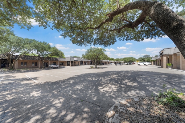 Listing Image #2 - Retail for lease at 2002 - 2066 N Valley Mills Dr, Waco TX 76710