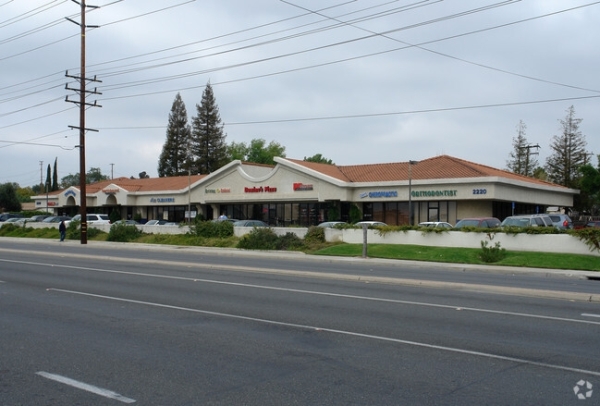 Listing Image #1 - Retail for lease at 2220 MOORPARK ROAD, Thousand Oaks CA 91360