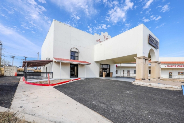 Listing Image #2 - Retail for lease at 7128 Rosson Ln, Laredo TX 78041