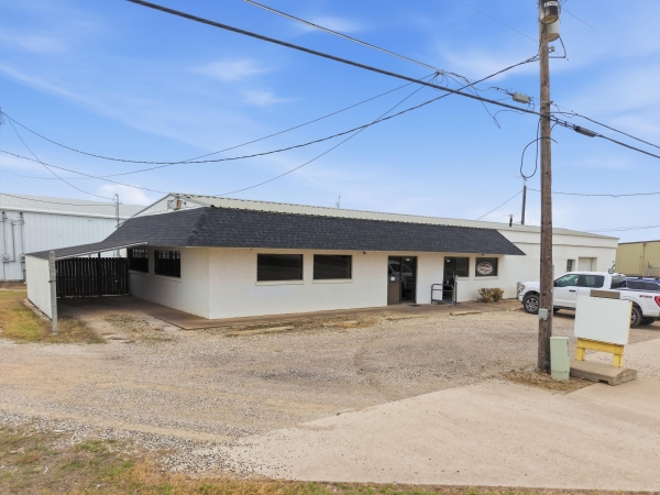 Listing Image #2 - Office for lease at 473 S McLennan Dr, Elm Mott TX 76640