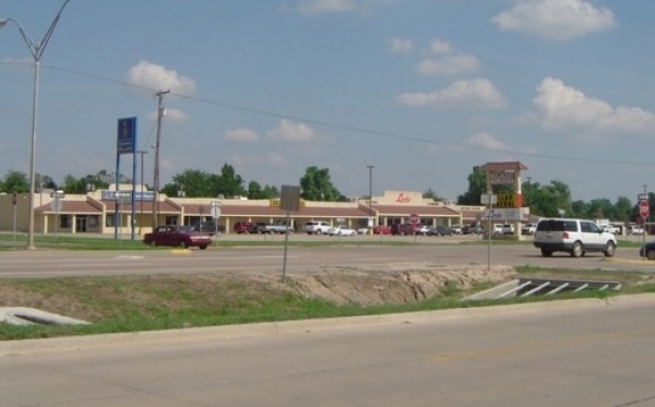 Listing Image #1 - Shopping Center for lease at 1727 North Van Buren, Enid OK 73703