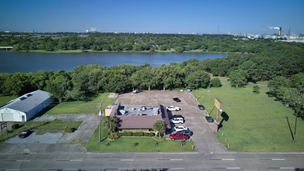 Listing Image #1 - Retail for sale at 1907 Decker Dr, Baytown TX 77520