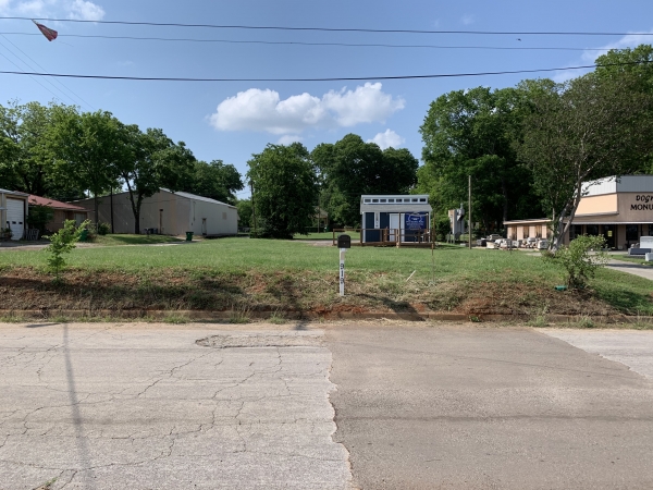 Listing Image #1 - Office for sale at 919 Debard, Palestine TX 75801