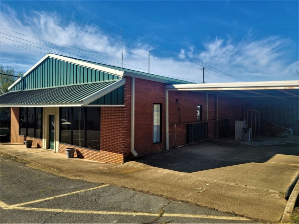 Listing Image #1 - Office for sale at 101 Cedar Avenue, Naples TX 75668