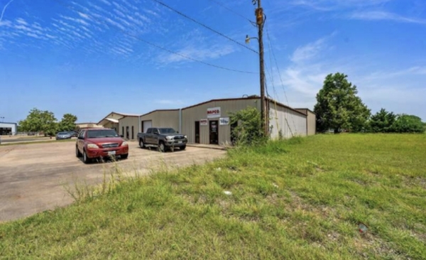 Listing Image #3 - Industrial for sale at 405 & 407 Milton St, Hewitt TX 76643
