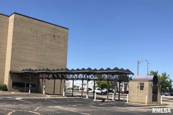 Listing Image #2 - Retail for sale at 111 W WASHINGTON Street, East Peoria IL 61611