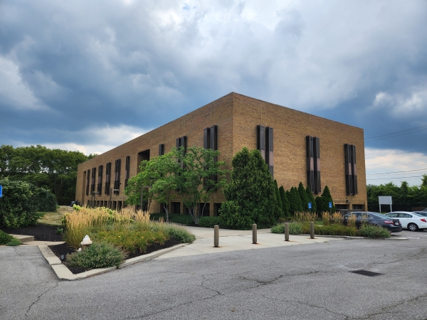 Listing Image #1 - Office for sale at 941 Chatham Lane, Columbus OH 43221