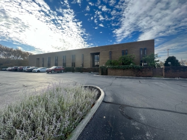 Listing Image #2 - Office for sale at 941 Chatham Lane, Columbus OH 43221