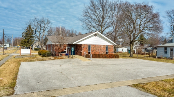 Listing Image #3 - Office for sale at 709 Staunton Rd, Gillespie IL 62033