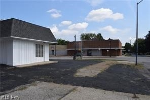 Listing Image #2 - Office for sale at 475 Middle Avenue, Elyria OH 44035