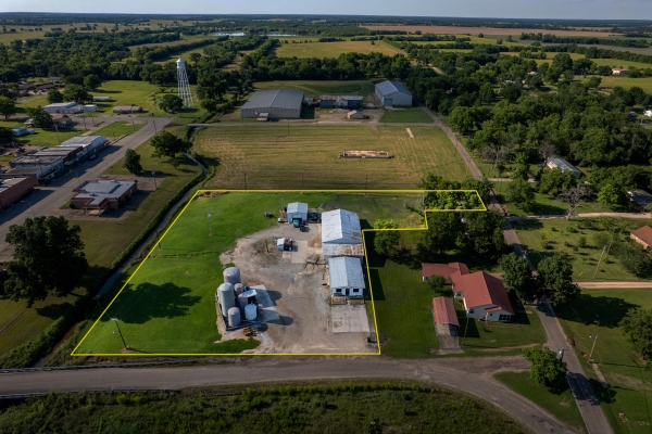 Listing Image #3 - Others for sale at 174 Choctaw St, Deport TX 75435