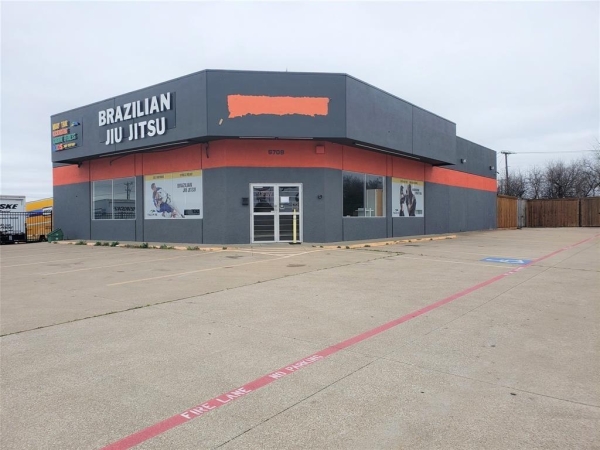 Listing Image #1 - Retail for sale at 6709 Rufe Snow Drive, Watauga TX 76148
