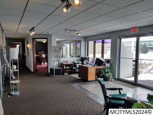 Listing Image #3 - Office for sale at 524 Village Green Dr, Mason City IA 50401