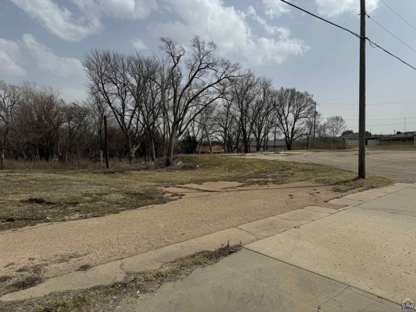 Listing Image #3 - Industrial for sale at 3746 SW Topeka Blvd Blvd., Topeka KS 66609
