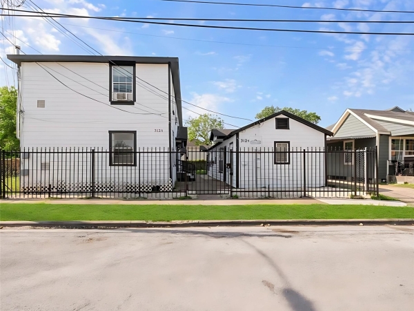 Listing Image #2 - Multi-family for sale at 3126 Webster St, Houston TX 77004