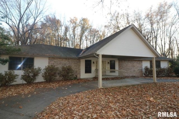Listing Image #1 - Office for sale at 200 E Diaz St, Herrin IL 62948