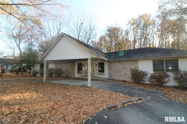 Listing Image #2 - Office for sale at 200 E Diaz St, Herrin IL 62948