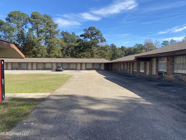 Listing Image #1 - Hotel for sale at 404 E Frontage Drive, Wiggins MS 39577