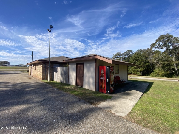 Listing Image #2 - Hotel for sale at 404 E Frontage Drive, Wiggins MS 39577