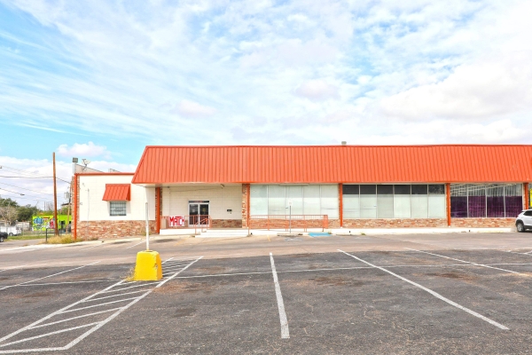 Listing Image #1 - Retail for sale at 820 Guadalupe St, Laredo TX 78040