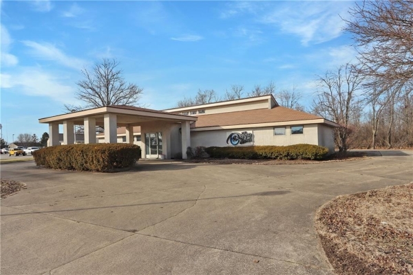 Listing Image #2 - Office for sale at 220 E Richmond Ave, Mattoon IL 61938