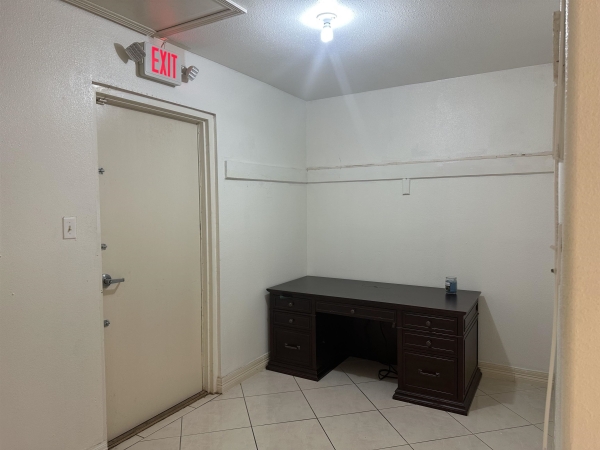 Listing Image #3 - Retail for sale at 401 Shiloh Dr, Laredo TX 78045