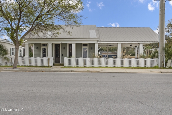 Listing Image #2 - Multi-family for sale at 647 Howard Avenue, Biloxi MS 39530