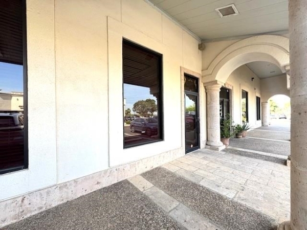 Listing Image #2 - Retail for sale at 107 Calle Del Norte, LAREDO TX 78041
