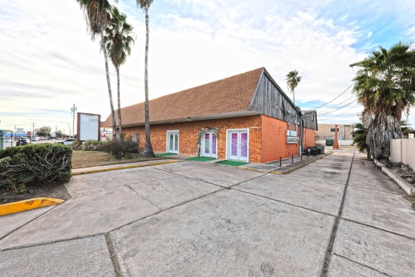 Listing Image #1 - Retail for sale at 6202 McPherson Rd, Laredo TX 78041