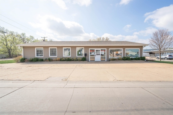 Listing Image #1 - Office for sale at 1005 W South St, Salina KS 67401