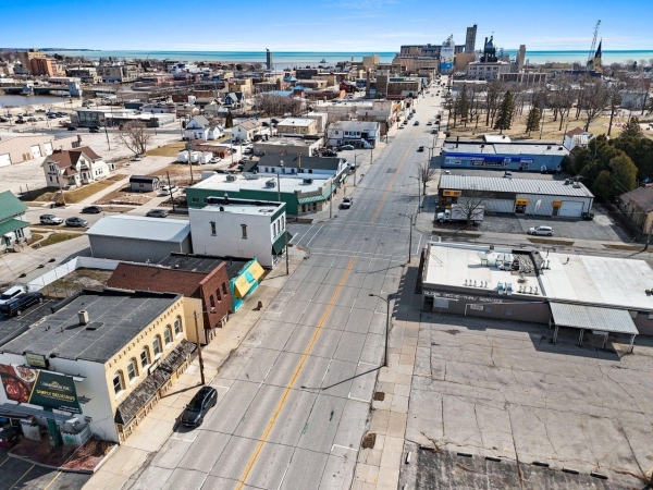 Listing Image #3 - Retail for sale at 1308 Washington St, Manitowoc WI 54220