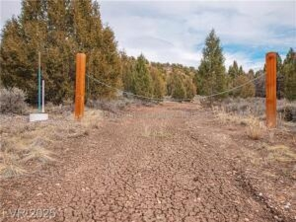 Listing Image #3 - Land for sale at 4300 N MOQUIE CT, Alton UT 84710