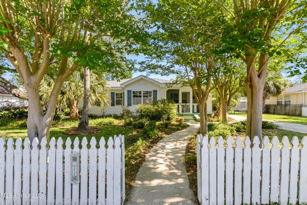 Listing Image #1 - Others for sale at 211 Demontluzin Avenue, Bay Saint Louis MS 39520