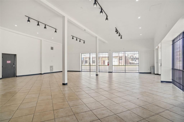 Listing Image #3 - Others for sale at 602 S Hampton Road, Dallas TX 75208