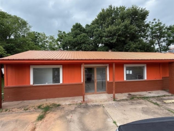 Listing Image #1 - Retail for sale at 708 W 8th Street, Hearne TX 77859