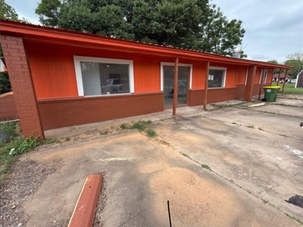 Listing Image #2 - Retail for sale at 708 W 8th Street, Hearne TX 77859