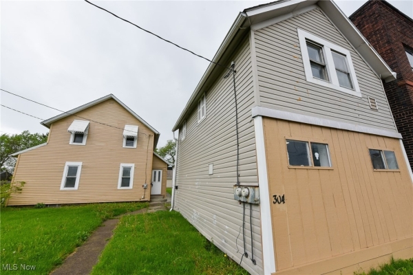 Listing Image #1 - Office for sale at 302-304 Wooster Road N, Barberton OH 44203