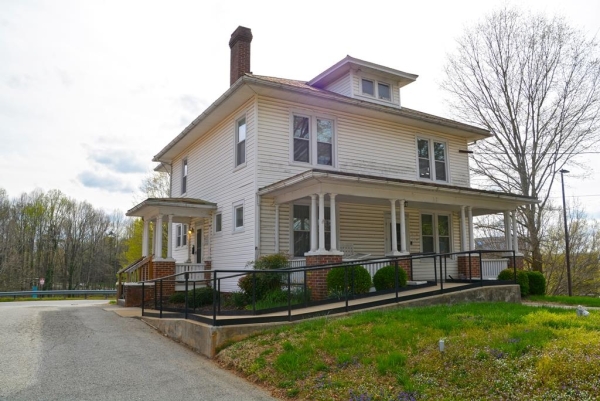 Listing Image #1 - Office for sale at 713 Oak St, Farmville VA 23901