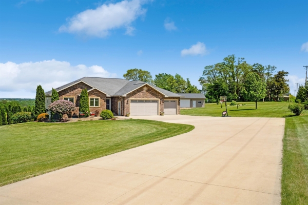 Listing Image #2 - Others for sale at 18910 Teddy Bear Court, Dubuque IA 52002