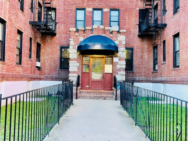 Listing Image #2 - Multi-family for sale at 910 Dinsmore Avenue, Far Rockaway NY 11691