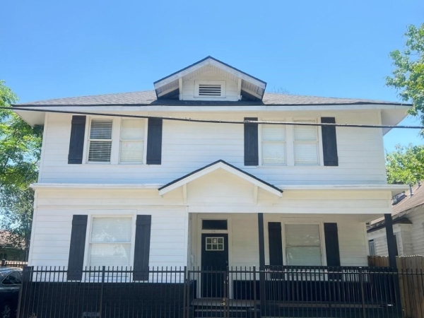 Listing Image #1 - Multi-family for sale at 203 S Lockwood Drive, Houston TX 77011